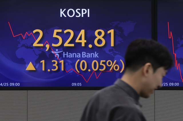 An electronic board showing the Korea Composite Stock Price Index at a dealing room of the Hana Bank headquarters in Seoul on Tuesday. (Yonhap)