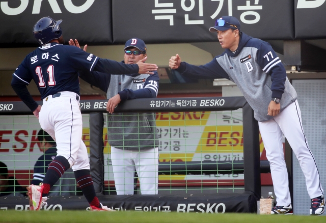 In this file photo from April 9, Doosan Bears manager Lee Seung-yuop (right) congratulates Jose Rojas after Rojas scored a run against the Kia Tigers during the top of the sixth inning of a Korea Baseball Organization regular season game at Gwangju-Kia Champions Field in Gwangju, 270 kilometers south of Seoul. (Yonhap)