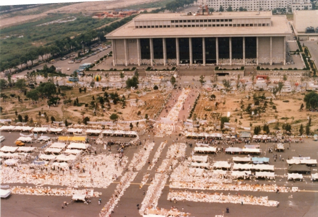 Tens of thousands of people gather in the area surrounding KBS' headquarters in Yeouido, Seoul, to reunite with family members lost during the 1950-53 Korean War. (KBS)