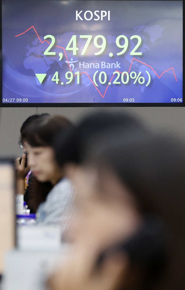 An electronic board showing the Korea Composite Stock Price Index at a dealing room of the Hana Bank headquarters in Seoul on Thursday. (Yonhap)