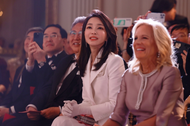 South Korean first lady Kim Keon Hee (second from right, front row) and US counterpart Jill Biden (first from right, front row) were seen attending the state dinner held at the White House on Wednesday. (Yonhap)