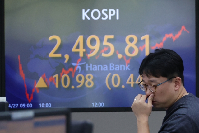 An electronic board showing the Korea Composite Stock Price Index at a dealing room of the Hana Bank headquarters in Seoul on Thursday. (Yonhap)