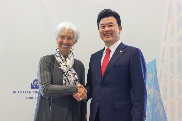 Rep. Yoon Young-seok (left), head of the Strategy and Finance Committee at the National Assembly, shakes hands with Christine Lagarde, President of the European Central Bank at the ECB Tower in Frankfurt, Germany, Wednesday (local time).