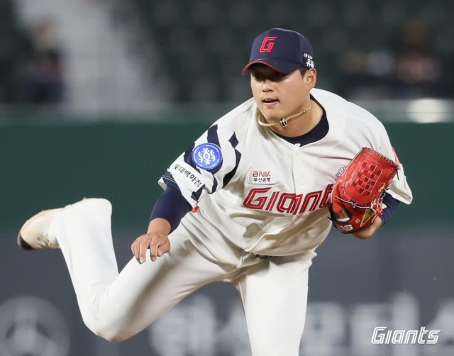 Lotte Giants starter Na Gyun-an pitches against the Hanwha Eagles during a Korea Baseball Organization regular season game at Sajik Baseball Stadium in Busan, 325 kilometers southeast of Seoul last Thursday. (Lotte Giants)