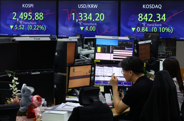 An electronic board showing the Korea Composite Stock Price Index at a dealing room of the Hana Bank headquarters in Seoul on Thursday. (Yonhap)