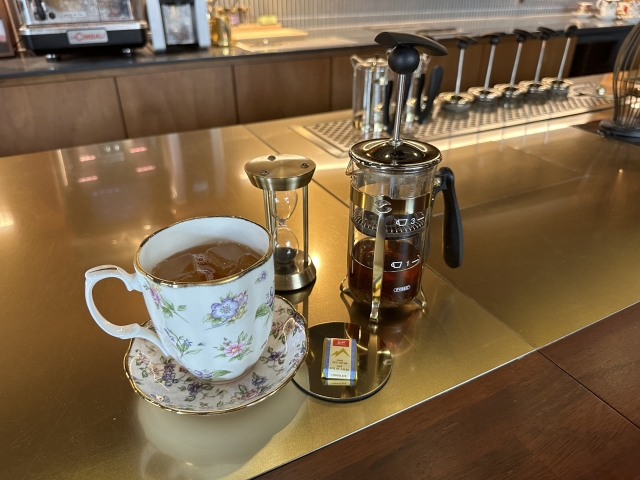 A welcome drink is offered to visitors once they visit the museum. Visitors are given a choice between earl grey and jasmine tea. (Lee Jung-joo/The Korea Herald)