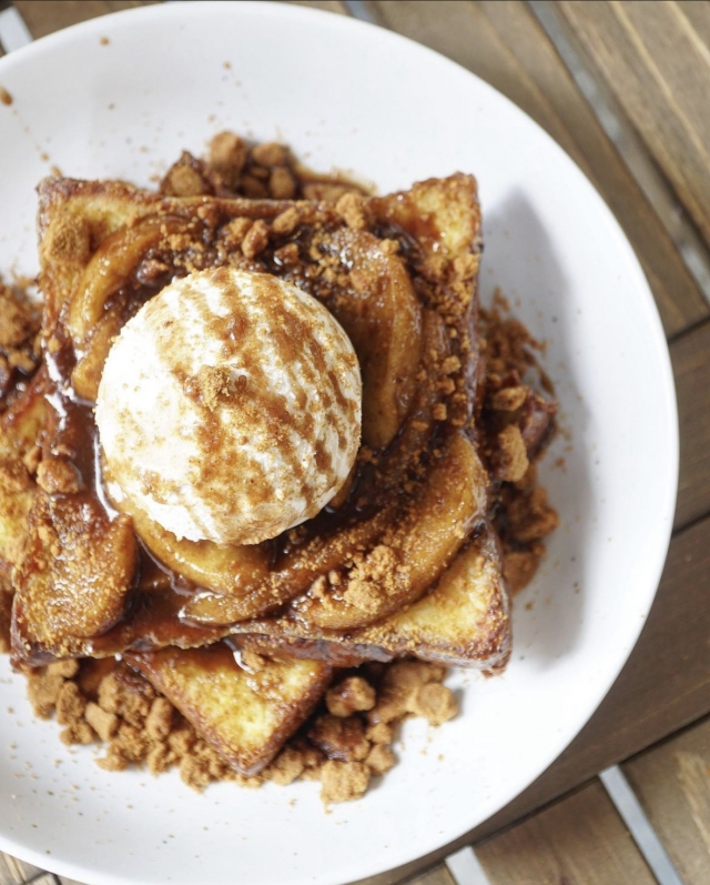 Nosh's apple crumble French toast (courtesy of Nosh’s Instagram)