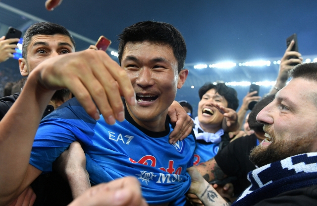 Kim Min-jae of Napoli celebrates with fans after the club clinched the Serie A title following a 1-1 draw against Udinese at Dacia Arena in Udine, Italy, on Thursday. (Reuters -Yonhap)