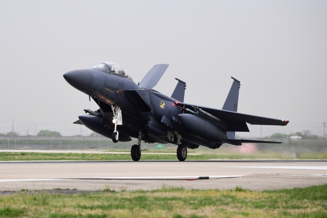 A South Korean F-15K fighter jet makes a landing at Gwangju Air Base in Gwangju, 267 kilometers south of Seoul, April 14. (South Korean Air Force)