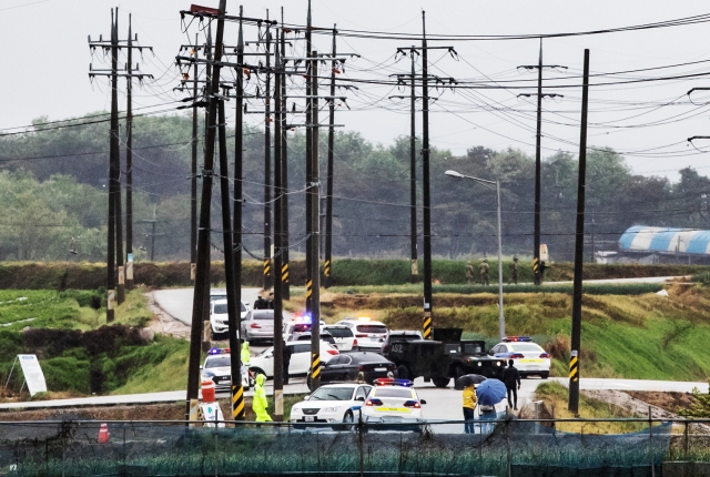 A US Forces Korea F-16 fighter jet crashed into farmland near Osan Air Base on Saturday. (Yonhap)