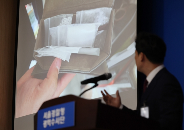 An official of the Seoul Metropolitan Police speaks during a briefing following a drug operation held April 26 in Seoul. (Yonhap)