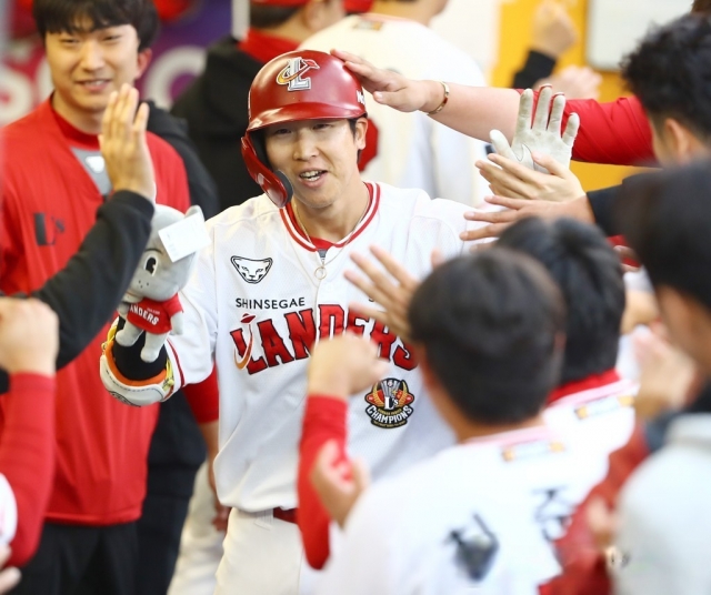 Choi Hang of the SSG Landers is congratulated by teammates after hitting a three-run home run against the KT Wiz during the bottom of the first inning of a Korea Baseball Organization regular season game last Thursday, at Incheon SSG Landers Field in Incheon, 30 kilometers west of Seoul (Landers)