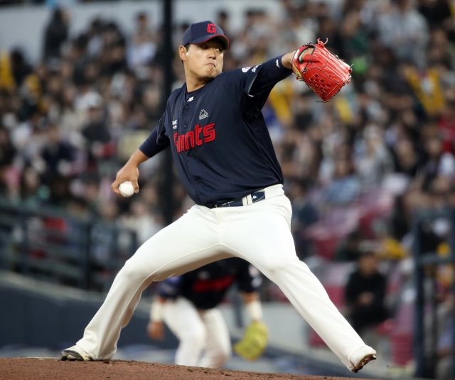 Lotte Giants starter Na Gyun-an pitches against the Kia Tigers during the bottom of the first inning of a Korea Baseball Organization regular season game at Gwangju-Kia Champions Field in Gwangju, some 270 kilometers south of Seoul last Wednesday. (Yonhap)