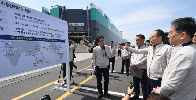 Finance Minister Choo Kyung-ho (second from right) attends a briefing during his visit to a Hyundai Motor plant in the southeastern coastal city of Ulsan on Tuesday. (The Ministry of Economy and Finance)