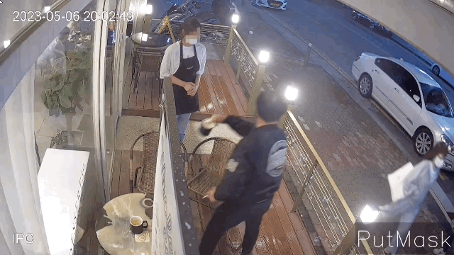 A man throws a cup of coffee onto the sidewalk at a cafe in Incheon on Saturday. (Internet community Apeunigga Sajangida)