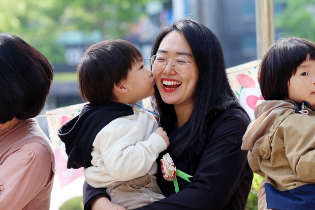 A child and his mother is seen in this May 8 photo. This photo is not directly related to the story. (Yonhap)