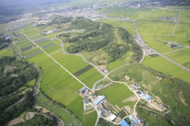 Marisan Tumuli, a cluster of tombs of Korea's ancient confederation Gaya, in Haman county, South Gyeongsang Province, is seen in this photo (CHA's official website)