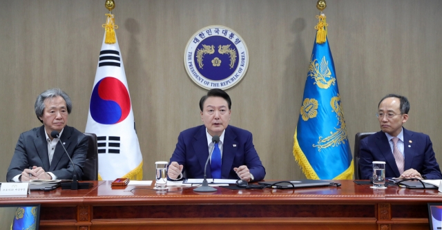 President Yoon Suk Yeol (center) presides over a government COVID-19 response meeting at the presidential office in Seoul on Thursday (Yonhap)