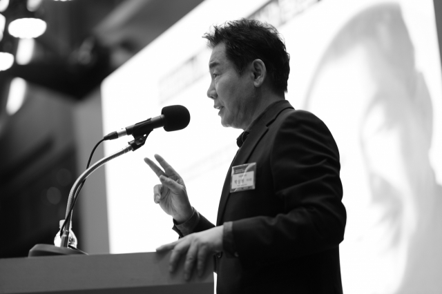 Actor Park Sang-won, the director of Seoul Foundation for Arts and Culture, gives a lecture at the 12th session of the Global Business Forum at the Ambassador Seoul - A Pullman Hotel held Wednesday. (Damdastudio)