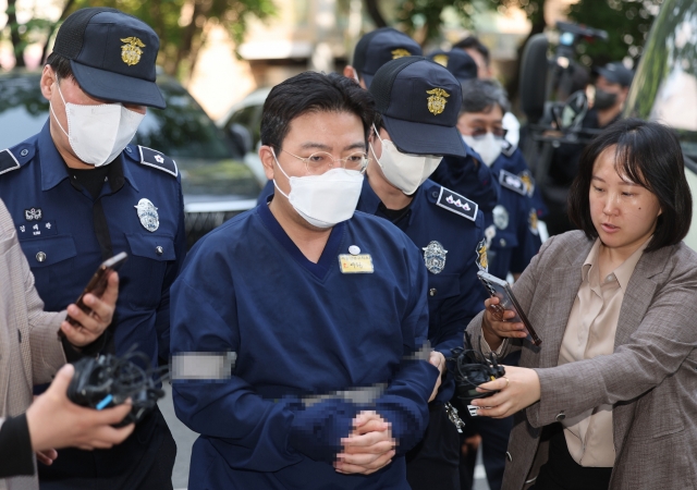 Ra Deok-yeon, the head of an investment firm accused of leading a massive stock manipulation scheme that has rocked the local financial markets, arrives at the Seoul Southern District Court to attend a hearing on his arrest warrant in this photo taken on Thursday. (Yonhap)