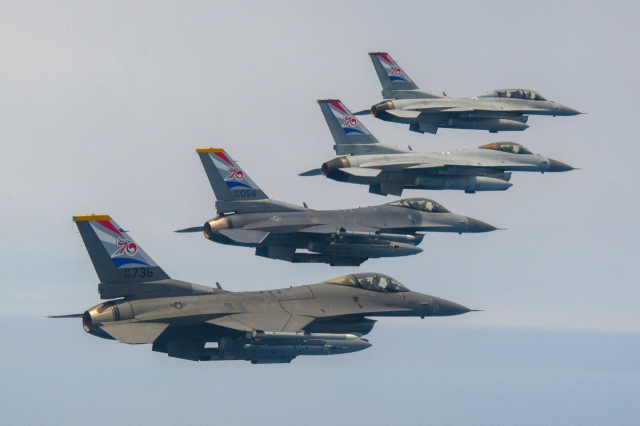 South Korean and US fighter jets stage a friendship flight over the southern island of Jeju on Thursday as part of a remembrance ceremony for Dean Hess, a late American fighter pilot who helped rescue around 1,000 war orphans during the Korean War (1950-53). (ROKAF)