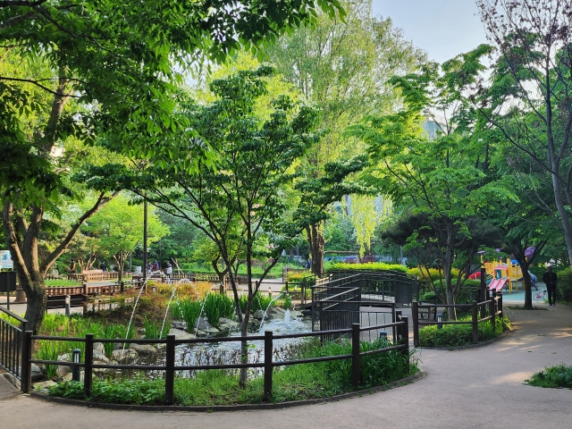 A pond near the Bongjesan Book Shelter located inside Bongjesan Park in Gangseo-gu, western Seoul. (Hwang Dong-hee/The Korea Herald)