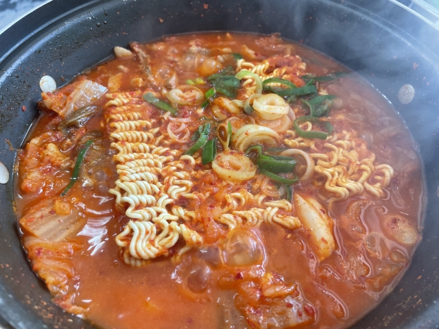 Jangeo Gui's kimchi jjigae (Kim Da-sol/The Korea Herald)