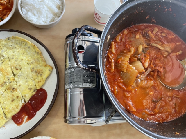 Jangeo Gui's kimchi jjigae (Kim Da-sol/The Korea Herald)