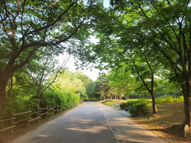 A trail inside World Cup Park (Yoon Min-sik/The Korea Herald)