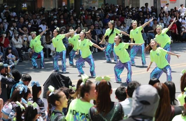 People enjoy an outdoor performance in the southern city of Daegu on Sunday (Yonhap)