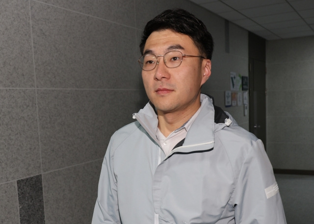 Democratic Party Rep. Kim Nam-kuk heads to his office in the National Assembly compound in Seoul on Sunday, shortly before announcing his departure from the party on Facebook. (Yonhap)