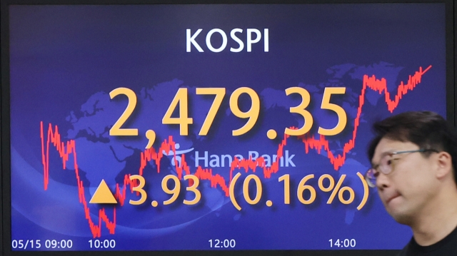 An electronic board showing the Korea Composite Stock Price Index at a dealing room of the Hana Bank headquarters in Seoul on Monday. (Yonhap)