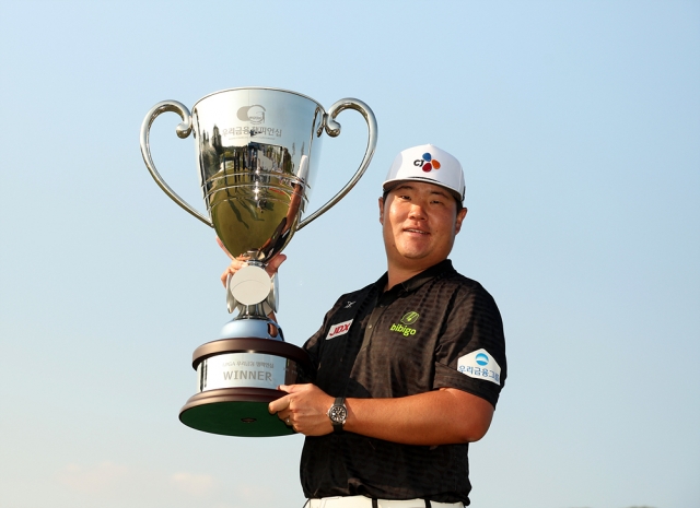 Im Sung-jae of South Korea hoists the champion's trophy after winning the Woori Financial Group Championship on the KPGA Korean Tour at Ferrum Club in Yeoju, some 60 kilometers south of Seoul, on Sunday (KPGA)