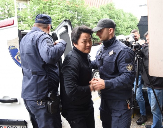 This photo i shows Do Kwon, co-founder of Terraform Labs, heading to a court in Podgorica, Montenegro, last Thursday(Vijesti)