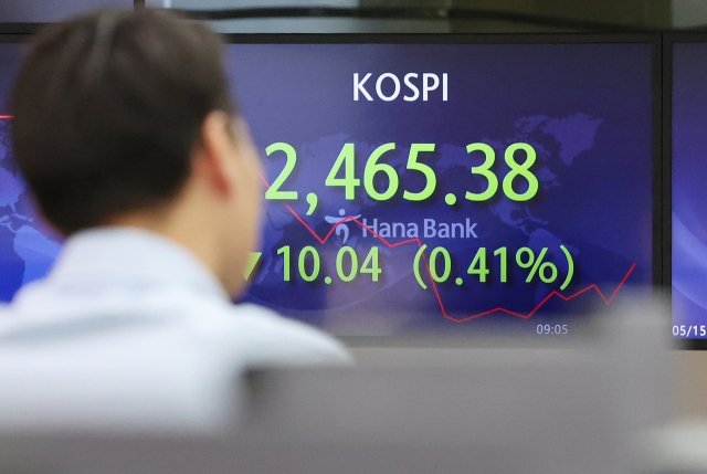 An electronic board showing the Korea Composite Stock Price Index at a dealing room of the Hana Bank headquarters in Seoul on Wednesday. (Yonhap)