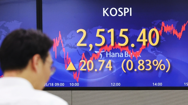 An electronic board showing the Korea Composite Stock Price Index at a dealing room of the Hana Bank headquarters in Seoul on Thursday. (Yonhap)