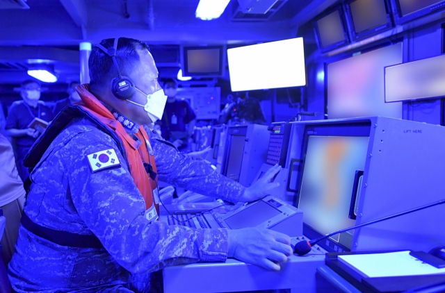 At the combat control center, Capt. Kim Sung-phil, the commanding officer of the Sejong the Great Aegis destroyer, commands a ballistic missile defense exercise and an anti-submarine warfare exercise staged on Tuesday in waters off the island of Gadeokdo in Busan. (Republic of Korea Navy)