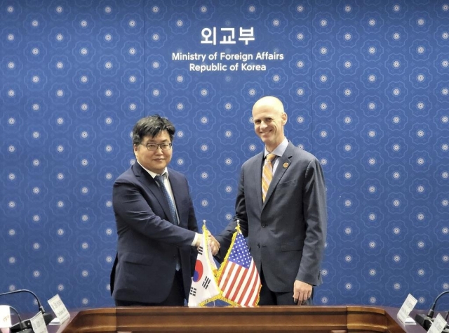 Yun Hyun-soo (left), head of the South Korean foreign ministry's bureau for climate change, energy, environment and scientific affairs, poses for a photo during a meeting in Seoul with Seth Center, the deputy envoy for critical and emerging technology from the US State Department, on Thursday. (Ministry of Foreign Affairs)