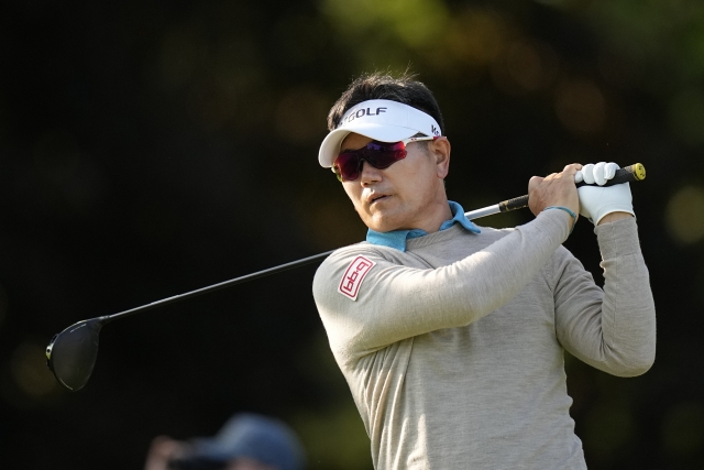 Yang Yong-eun of South Korea watches his tee shot on the sixth hole during the first round of the PGA Championship on the East Course at Oak Hill Country Club in Pittsford, New York, on Thursday. (AP-Yonhap)