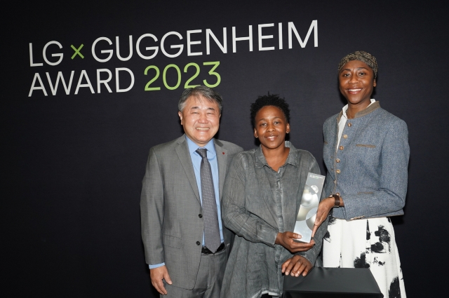 From left: LG Electronics North America President Yoon Tae-bong, 2023 LG Guggenheim Award Winner Stephanie Dinkins and the Guggenheim's chief curator Naomi Beckwith pose for a photo at the Guggenheim Museum in New York, Friday. (LG Group)