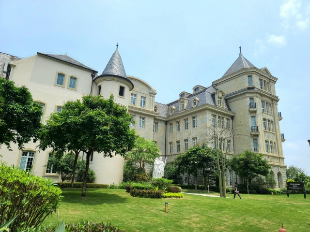 The exterior of Huawei Technologies' cybersecurity and privacy protection transparency center in Dongguan, a southern city of China. (Jie Ye-eun/The Korea Herald)