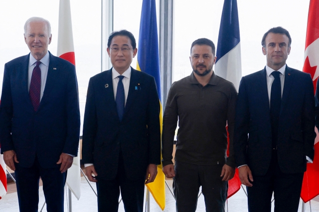 From left: US President Joe Biden, Japan's Prime Minister Fumio Kishida, Ukraine's President Volodymyr Zelensky and France's President Emmanuel Macron pose for a family photo during the G7 Leaders' Summit in Hiroshima on Sunday, (AFP-Yonhap)