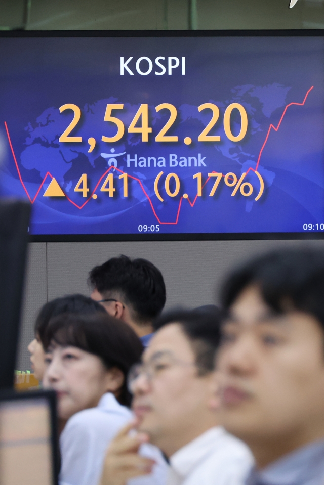 An electronic board showing the Korea Composite Stock Price Index at a dealing room of the Hana Bank headquarters in Seoul on Monday. (Yonhap)