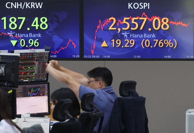 An electronic board showing the Korea Composite Stock Price Index at a dealing room of the Hana Bank headquarters in Seoul on Monday. (Yonhap)