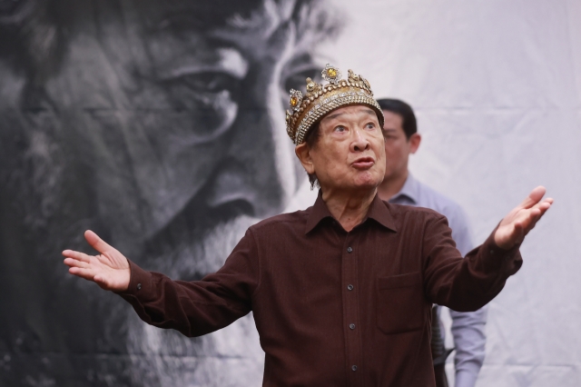 Actor Lee Soon-jae rehearses a scene from the play 