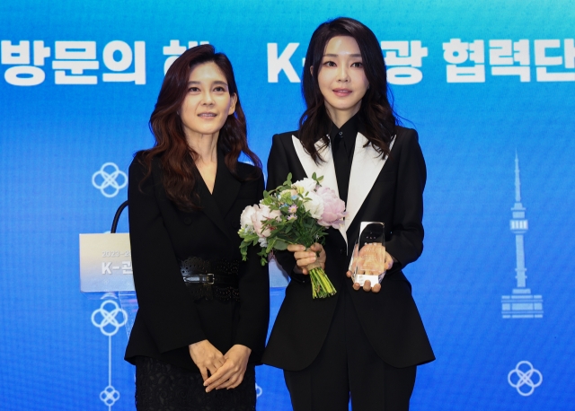 First lady Kim Keon Hee (right) poses for a photo with Hotel Shilla CEO Lee Boo-jin during a ceremony at the Korea Tourism Organization headquarters in Seoul Tuesday. (Yonhap)