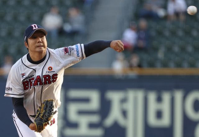 Doosan Bears starter Jang Won-jun pitches against the Samsung Lions during the top of the first inning of a Korea Baseball Organization regular season game at Jamsil Baseball Stadium in Seoul on Tuesday. (KBO)