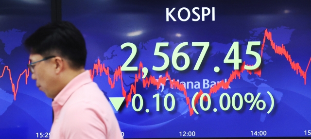 An electronic board showing the Korea Composite Stock Price Index at a dealing room of the Hana Bank headquarters in Seoul on Thursday. (Yonhap)