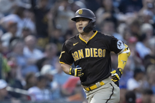 Kim Ha-seong of the San Diego Padres rounds the bases after hitting a solo home run against the Washington Nationals during the top of the fifth inning of a Major League Baseball regular season game at Nationals Park in Washington on Wednesday. (AP-Yonhap)