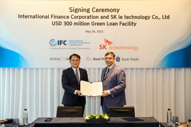 SK IE Technology CEO Kim Cheol-jung and IFC Regional Vice President for Asia and the Pacific Riccardo Puliti pose for a photo at a signing ceremony at the Fairmont Hotel in Yeouido, Seoul, on Wednesday. (SK IE Technology)